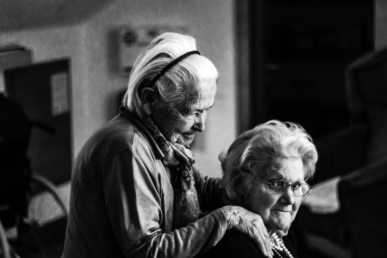 Zatímco v roce 1850 se lidé dožívali v průměru pětačtyřiceti let, a pokud bylo někomu padesát, byl už starý, dnes se dožíváme běžně osmdesáti i více let. Vliv na to má nejen zdravý životní styl, ale třeba i pocit samoty. Jak se tedy spolehlivě dožít co nejvyššího věku?